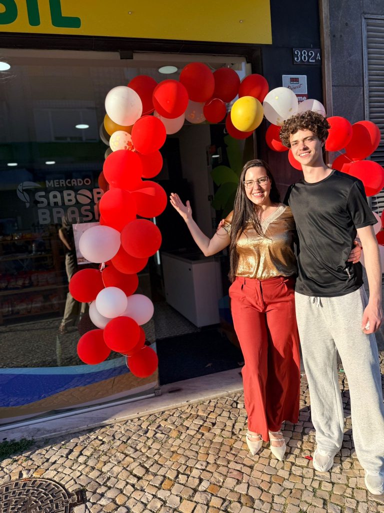 A Lorena dos anjos e o filho Lucas Anjos na inauguração da loja O Bolo dos Anjos